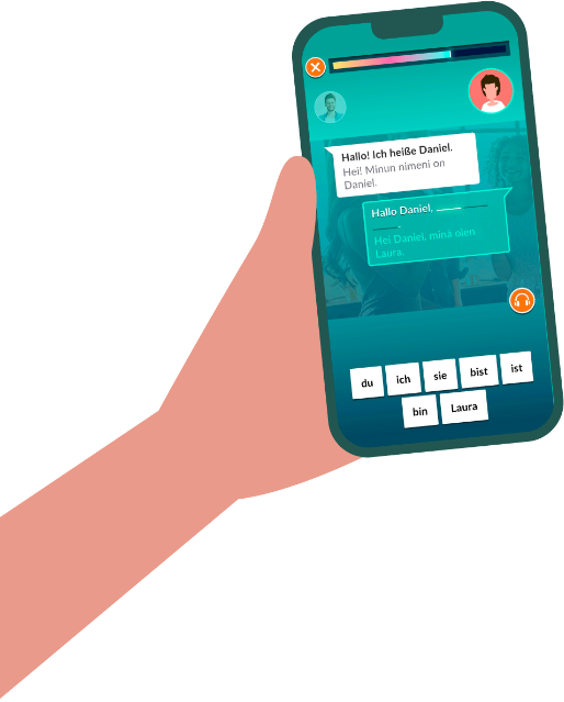 Käsi pitelee puhelinta, jonka näytöllä on WordDiven saksan kielen harjoitus. Harjoituksessa pitää täydentää oikeat sanat puhekuplan lauseeseen.